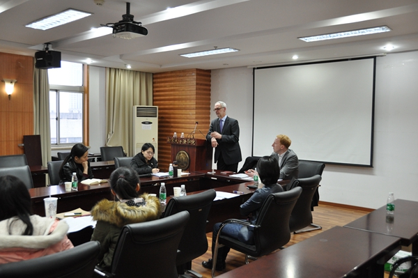 2.Georg Lemmer博士在做报告.JPG