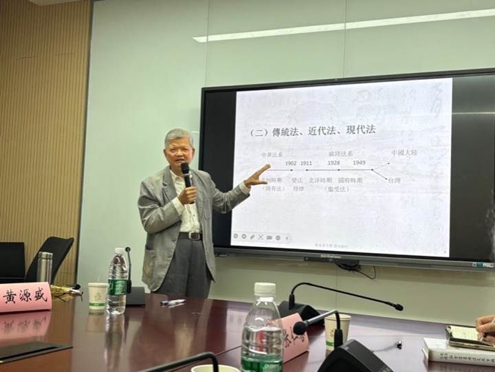 图片包含 室内, 桌子, 男人, 站描述已自动生成